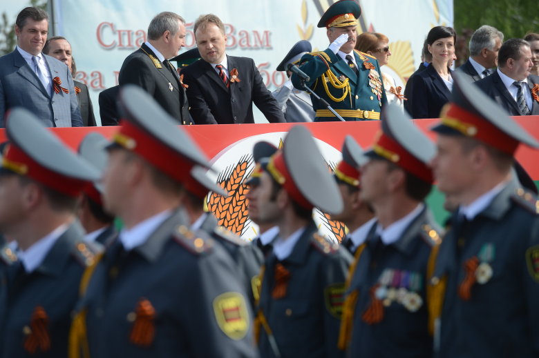 Дмитрий Рогозин и глава Приднестровской Молдавской республики Евгений Шевчук на праздновании Дня Победы.