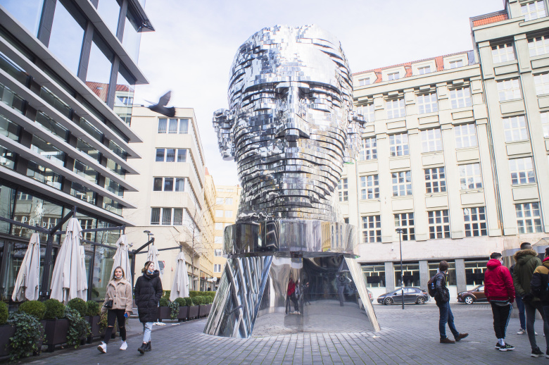 Гигантская движущаяся скульптура Давида Черни "Голова Кафки" в Праге. Фото: Libor Sojka/CTK/Global Look Press