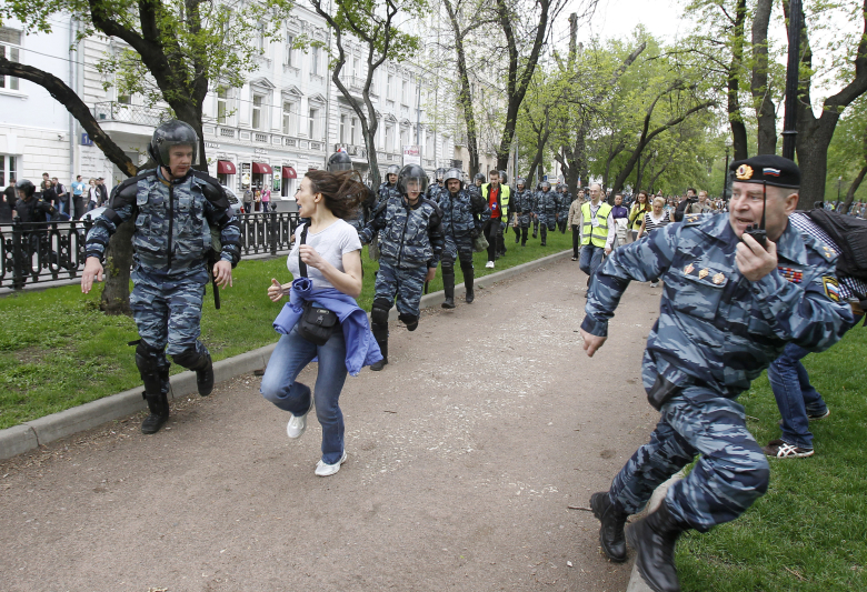 ОМОН преследует сторонников оппозиции во время несанкционированной акции протеста в Москве, 7 мая 2012. Фото: Denis Sinyakov / Reuters