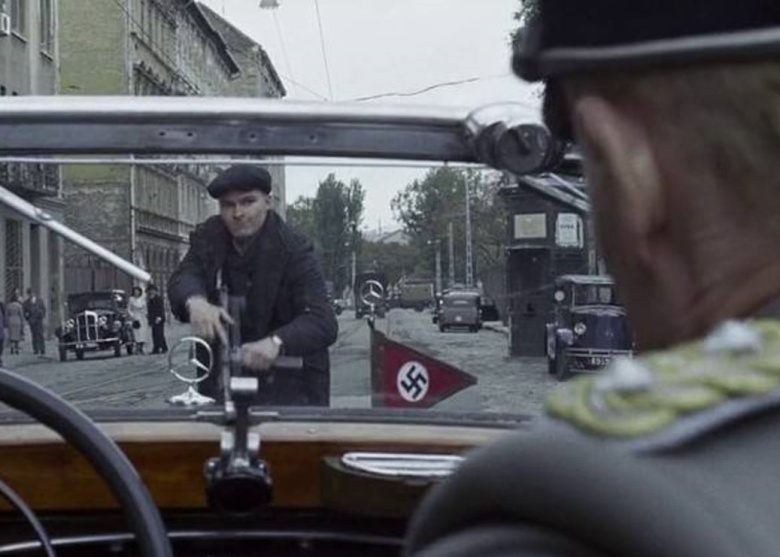 Сцена из фильма «Человек с железным сердцем»: Габчек пытается выстрелить в Гейдриха, но у него заел пистолет-пулемет