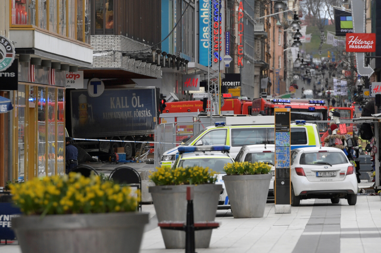 Грузовик, врезавшийся в торговый центр Ahlens. Фото: Anders Wiklund / TT News Agency / Reuters
