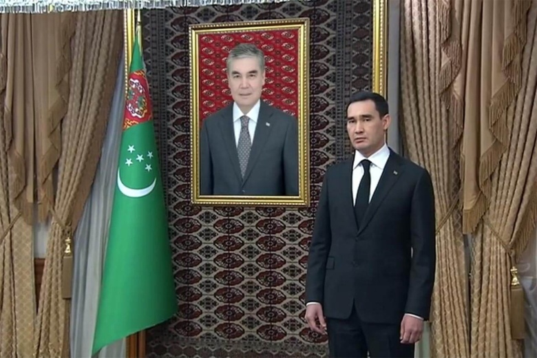 Сердар Бердымухамедов рядом с портретом отца