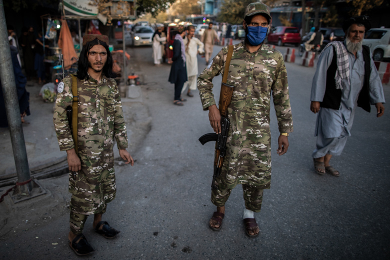 Боевики движения "Талибан" (запрещено в РФ) патрулируют улицу. Кундуз, Афганистан. 17 сентября 2021.Фото: Oliver Weiken / DPA / Global Look Press