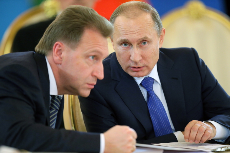 Игорь Шувалов и Владимир Путин во время заседания Высшего Евразийского экономического совета.
