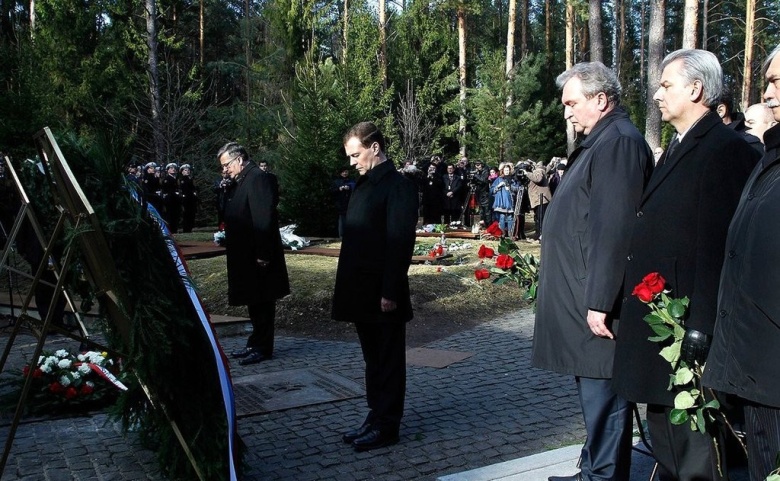 Президент РФ Дмитрий Медведев вместе с польским коллегой Брониславом Комаровским на памятной церемонии. Катынь, 11 апреля 2011 года
