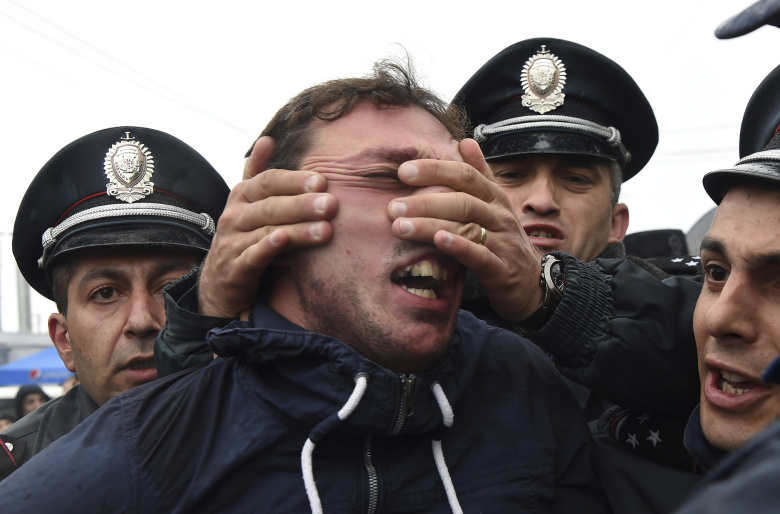 Столкновения с полицией в Ереване. Фото: Vahram Baghdasaryan / Photolure / Reuters