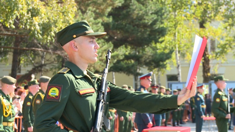 Принятие присяги курсантом военного училища в РФ