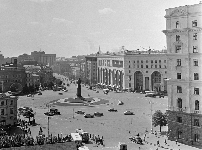 Площадь Дзержинского (ныне Лубянская) в Москве. Справа на переднем плане — здание КГБ СССР. Фото Валерия Шустова, август 1966