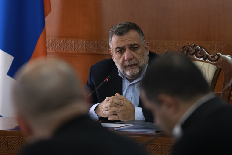 Рубен Варданян, государственный министр Нагорного Карабаха, проводит заседание кабинета министров в Степанакерте, 3 января 2023 года
