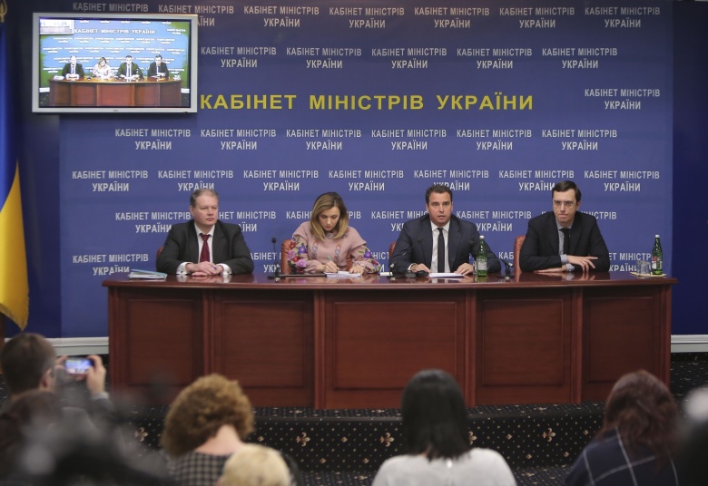 Айварас Абрамавичус (второй справа) во время пресс-конференции в Киеве.
