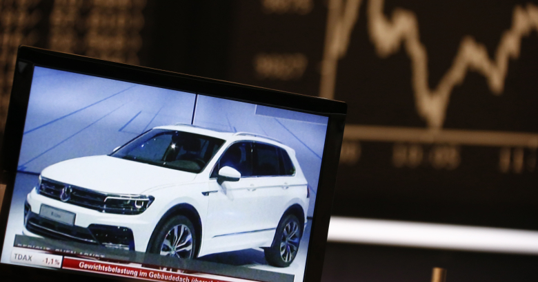 Экран с изображением Volkswagen Tiguan на фондовой бирже в Германии.