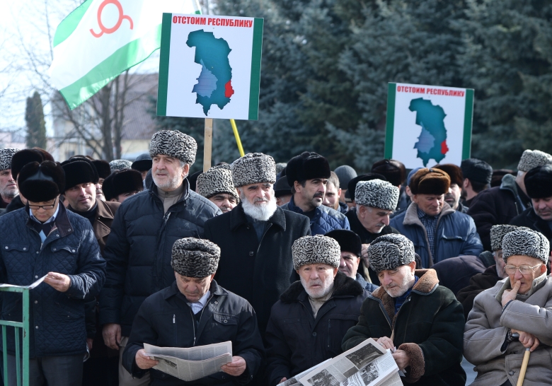 Участники митинга против соглашения об административной границе между Ингушетией и Чеченской республикой.  Фото: Саид Царнаев / РИА Новости