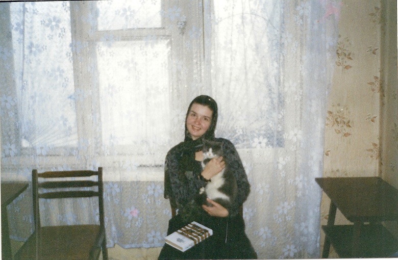 Полина Жеребцова с одной из своих кошек в "нехорошей квартире". Грозный, 2002 год