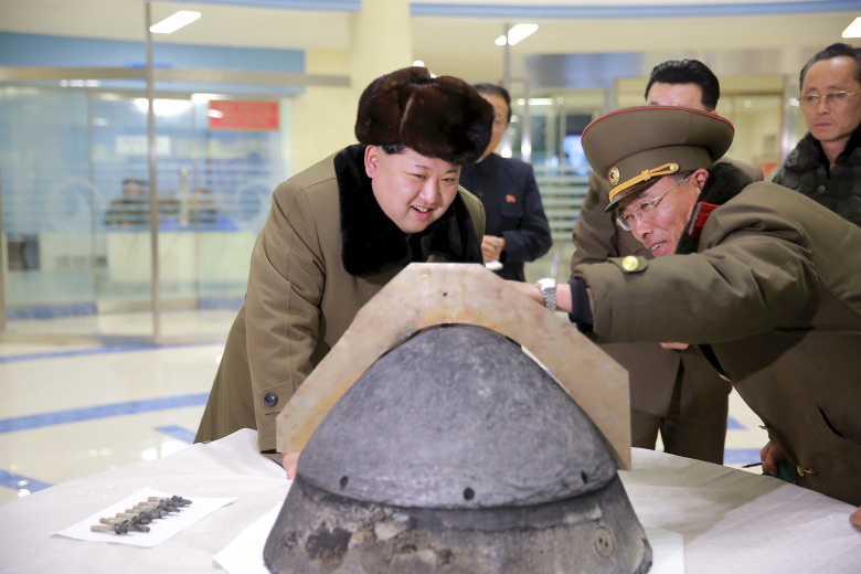 Ким Чен Ын после тестового пуска баллистических ракет