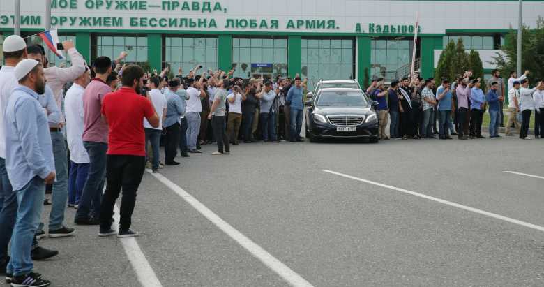 Жители Чечни, пришедшие встретить автомобиль скорой помощи с телом Юсупа Темирханова, доставленным в аэропорт Грозный. Фото: Елена Афонина / ТАСС