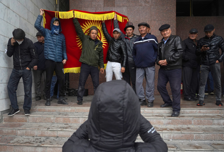 Жители Киргизии у здания парламента. Бишкек. Фото: Абылай Саралаев/ТАСС
