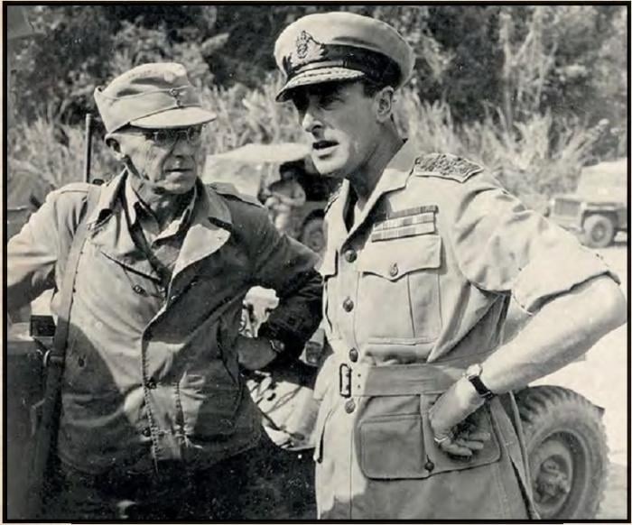 Справа Луис Маунтбеттен, будущий первый граф Маунтбеттен Бирманский, 1945 год