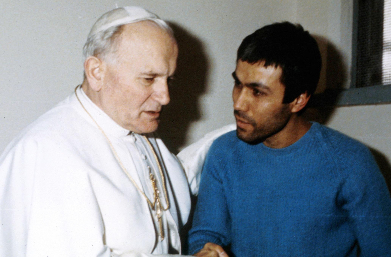 В 1983 году папа Иоанн Павел II посетил своего несостоявшегося убийцу в римской тюрьме "Ребиббия" и попросил верующих "молиться за моего брата [Агджу], которого я искренне простил".