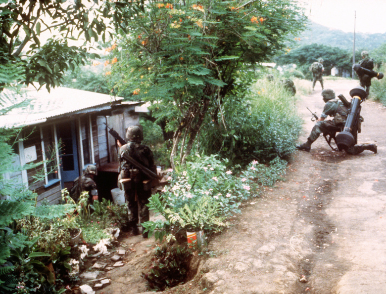 Десантники 82-й дивизии во время операции Urgent Fury, 25 октября 1983 года