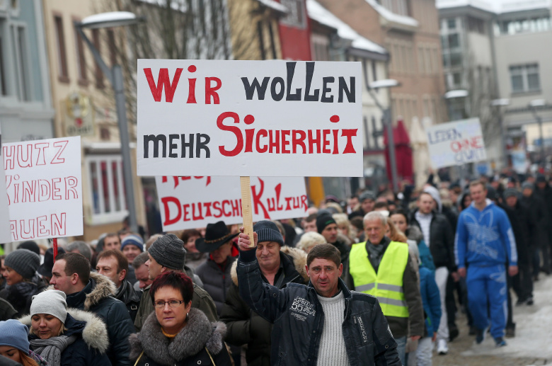 Митинг русскоязычных немцев против насилия со стороны прибывших нелегальных мигрантов в Филлинген-Швеннингене. Фото: Marc Eich / DPA / TASS