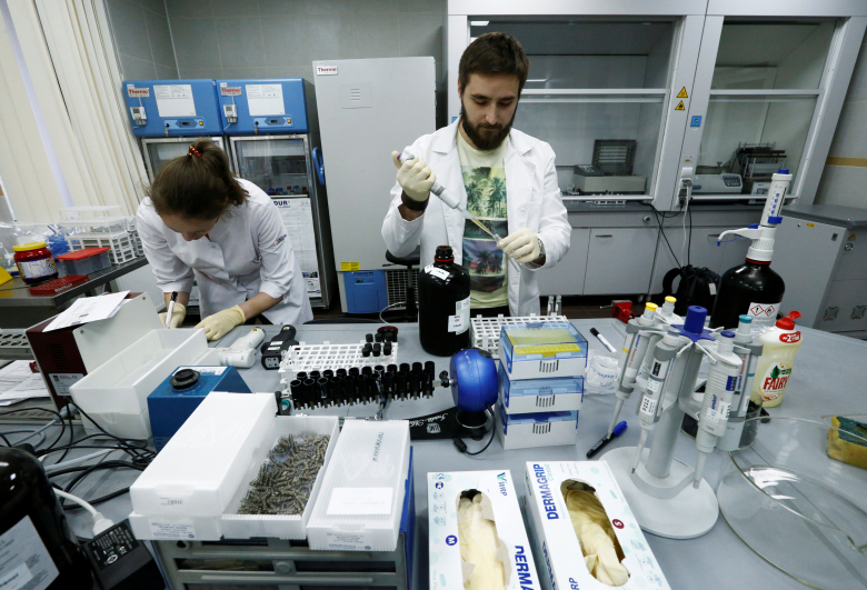 Специалисты в Московской антидопинговой лаборатории