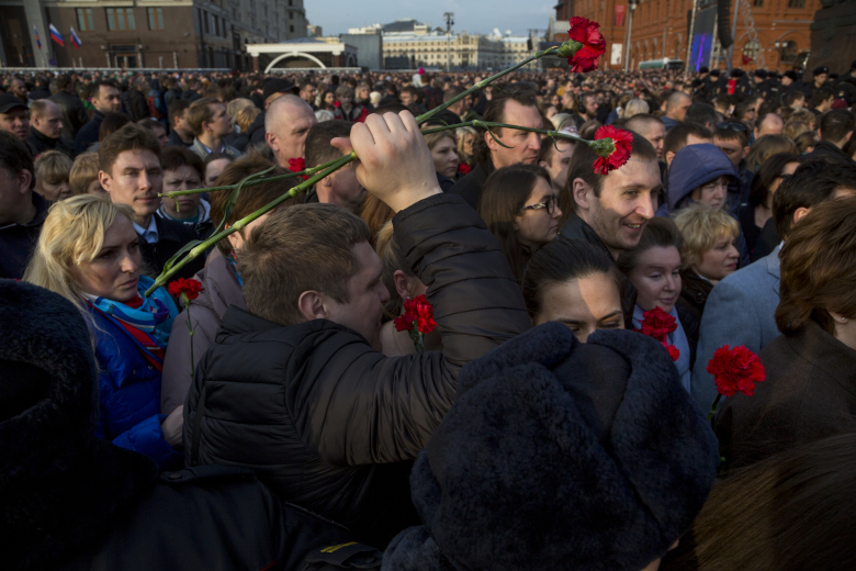 Акция в память о жертвах теракта в Санкт-Петербурге «Питер, мы с тобой!» на Манежной площади. Фото: Nickolay Vinokurovn / Newzulu / TASS