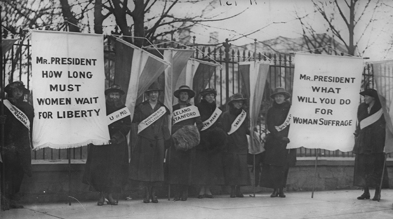 Участницы борьбы за избирательные права для женщин пикетируют Белый дом, 1917