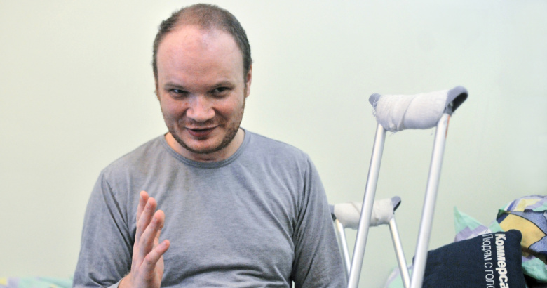 Корреспондент газеты «Коммерсантъ» Олег Кашин проходит курс реабилитации в одной из лечебных клиник города.