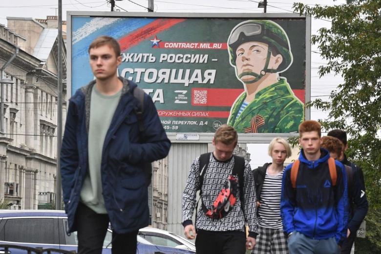 Баннер, рекламирующий службу по контракту, с изображением военнослужащего и лозунгом «Служить России — это настоящая работа»