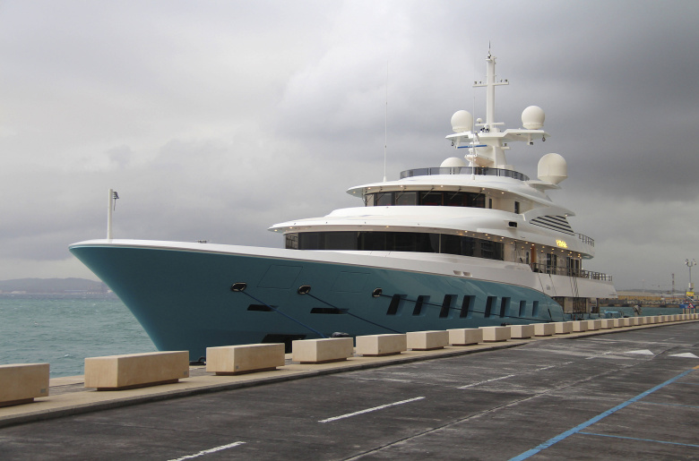 72,5-метровая суперъяхта AXIOMA у причала в порту Гибралтара. Яхта, построенная Dunya Yachts под названием RED SQUARE в 2013 году, якобы принадлежит российскому олигарху Дмитрию Пумпянскому. Яхта была задержана властями Гибралтара 21 марта 2022 года. Фото: IMAGO / Giovanni Romero / Global Look Press