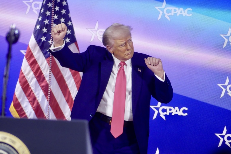 Оксон-Хилл, 23 февраля 2025 года. Президент США Дональд Трамп выступает на ежегодной конференции консерваторов CPAC