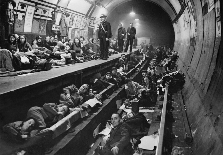 Лондонцы прячутся во время воздушной тревоги на станции метро «Олдвич», 1940 год. Первые недели бомбежек власти запрещали использовать метро как убежище, но уступили массовым требованиям жителей