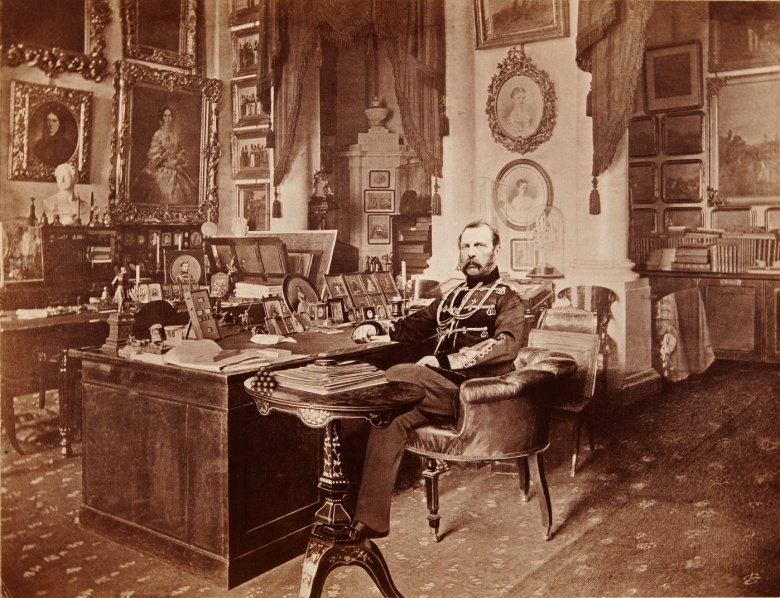 Император Александр II в своем рабочем кабинете в Зимнем дворце. Фото Сергея Левицкого, ок. 1875—1877 г.
