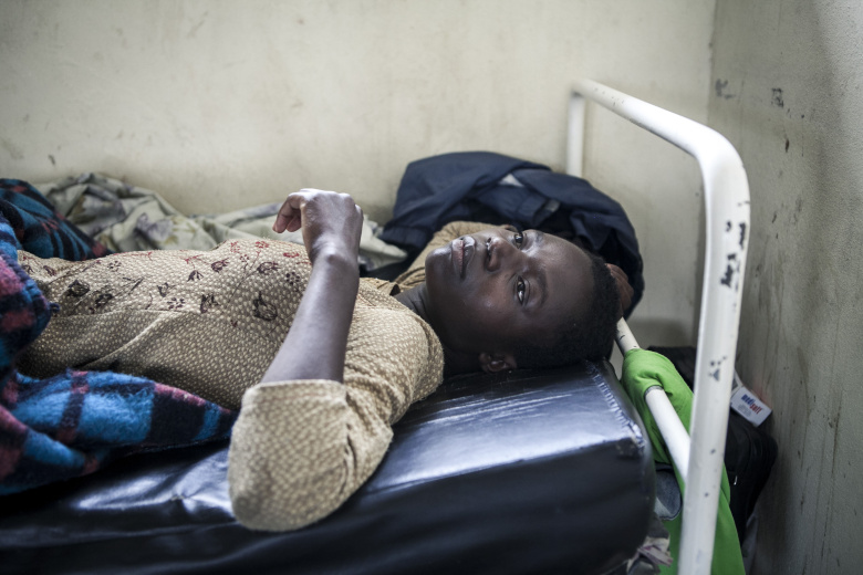 Пациентка психиатрического  отделения благотворительного госпиталя в городе Гома, провинция Северное Киву, Демократическая республика Конго. Массовые изнасилования и убийства женщин и детей — обыденная реальность вооруженных конфликтов в Восточной Африке