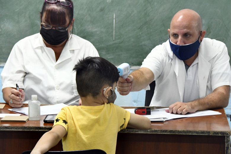 Школа в Гаване. Проверка температуры перед вакцинацией, 16 сентября 2021. Фото: Joaquin Hernandez / Xin Hua / Global Look Press