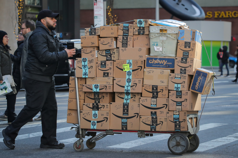 Доставка товаров Amazon. Фото: Brendan McDermid / Reuters