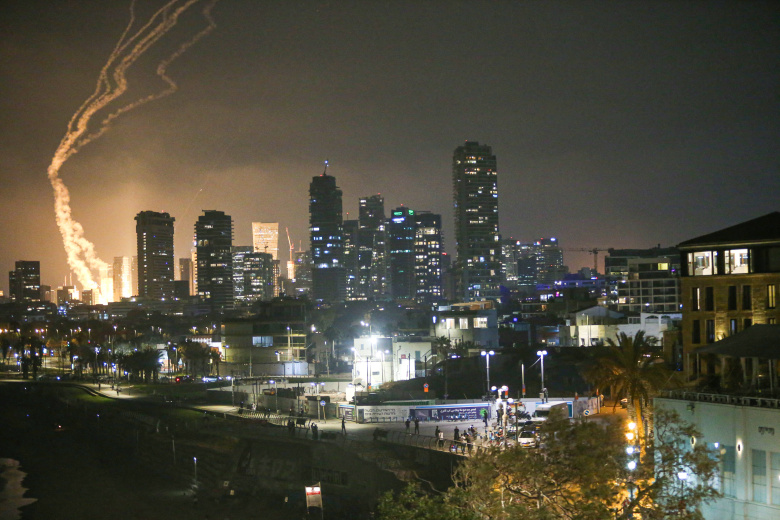 Израильская ПВО отражает ракетные атаки Ирана в небе над Тель-Авивом, 16 июня 2025 года