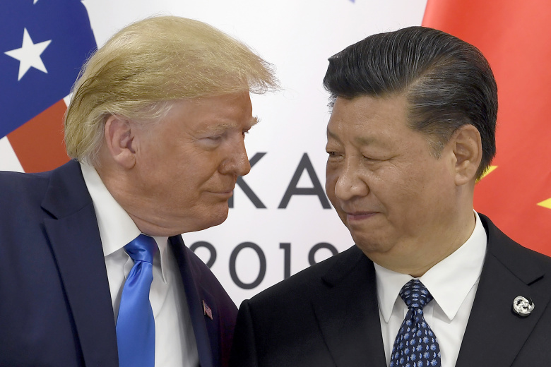 Президент США Дональд Трамп (слева) с председателем КНР Си Цзиньпином во время встречи на полях саммита G-20 в Осаке, Япония, 2019 год