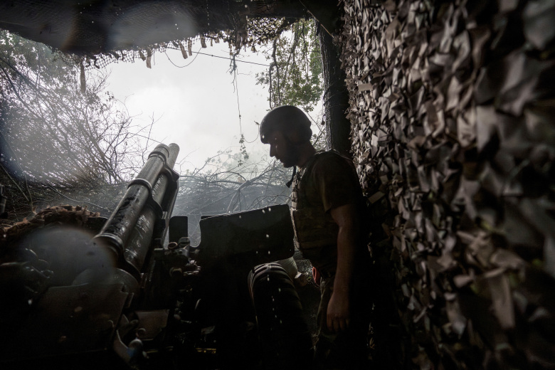 Украинский военнослужащий проверяет гаубицу после стрельбы по российским войскам на линии фронта в Харьковской области