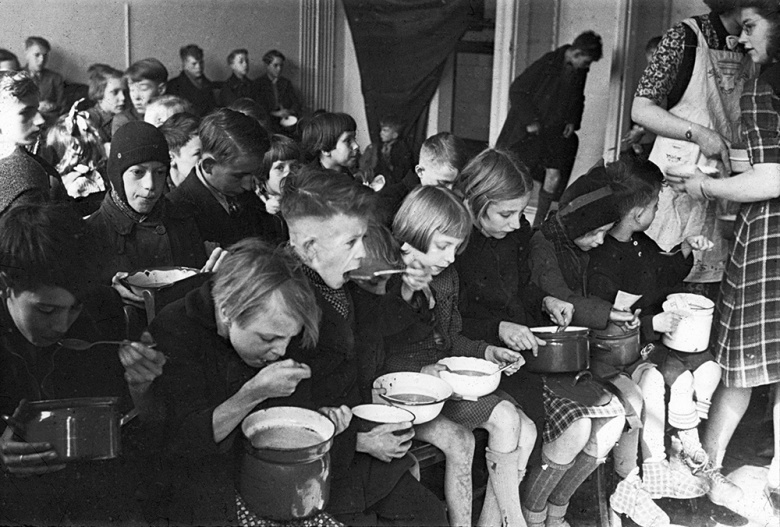 Голландские дети получают бесплатный суп на благотворительном обеде. Зима 1944–45