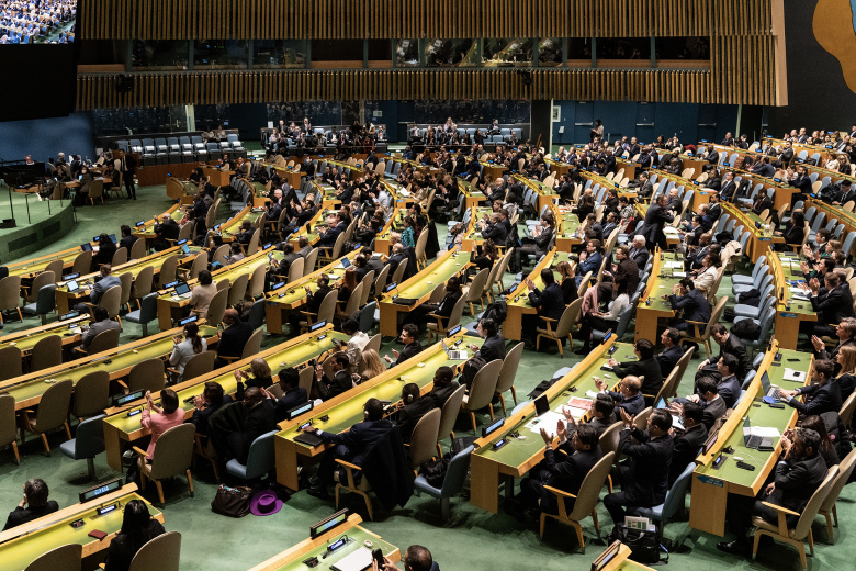 В зале Генассамблеи  ООН представители стран - членов ООН аплодируют после принятия резолюции в поддержку Украины (141 голос "за") на экстренном заседании Генеральной Ассамблеи, Нью-Йорк, 24 февраля 2023 года