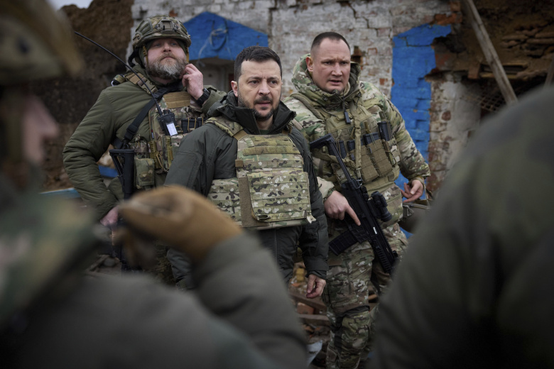 Президент Украины Владимир Зеленский с солдатами в Запорожье