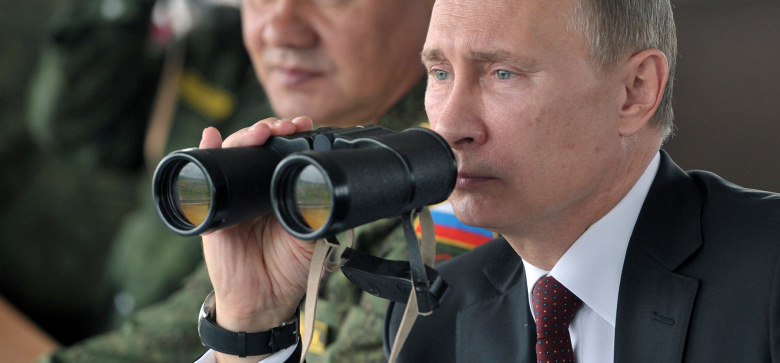 Владимир Путин во время военных учений.