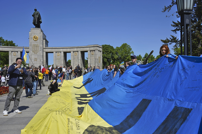 Акция протеста с большим сине-желтым флагом у советского мемориала в Тиргартене, 77-я годовщина освобождения от национал-социализма, Берлин, 8 мая 2022 года. Фото: IMAGO / Bernd Elmenthaler
