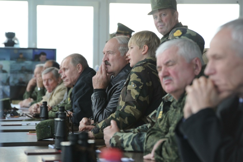 Александр Лукашенко и Владимир Путин во время военных учений, 2013 год