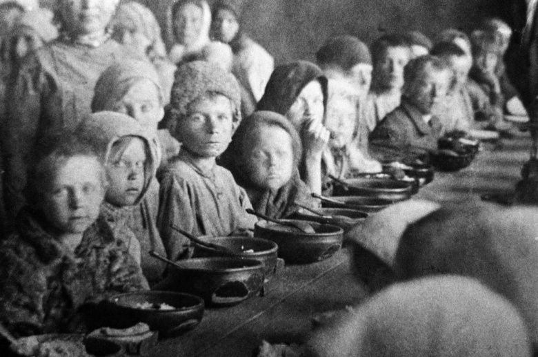 Столовая для голодающих в городе Покровске (Энгельсе), 1923 год