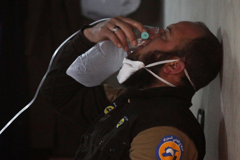 Помощь пострадавшему от химической атаки в Сирии. Фото: Ammar Abdullah / Reuters
