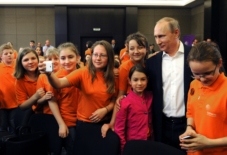 Владимир Путин и школьники "Сириуса". Фото: Michael Klimentyev / Sputnik / Kremlin / Reuters