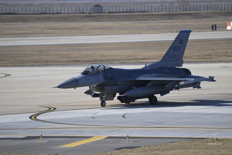 Истребитель F-16, которые просит у Запада Украина