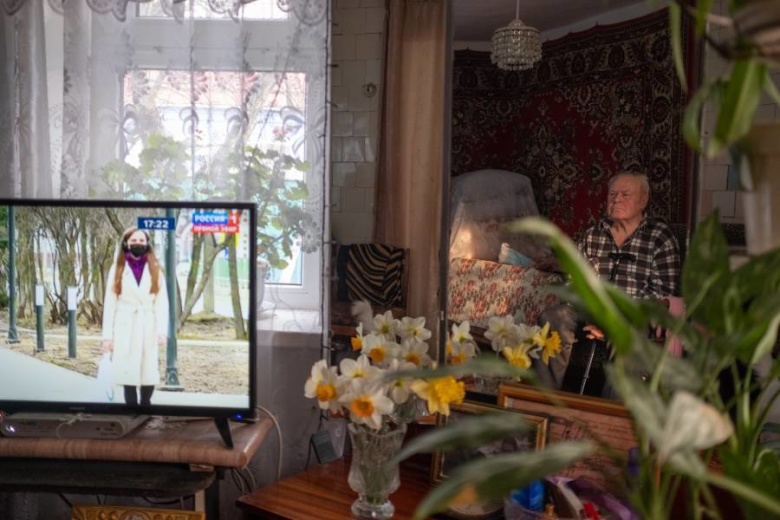 Пожилой мужчина смотрит телевизор у себя дома. Фото: Николай Хижняк / РИА Новости